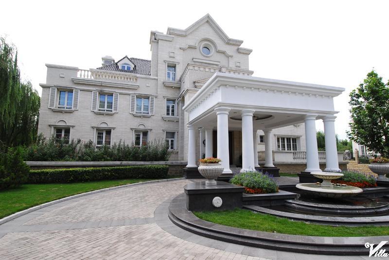 Shadow Creek Villa 麗宮淺水灣 麗宮淺水灣總共有400多套別墅,最小是600平米,大戶型1500平米(含地下室)。一期開發90套,預計2006年年底完工。目前階段已經完成了整個項目的會所,會所面積共14000平米,其中4000-5000平米用于對外商業服務,其他部分作為園區服務。目前商業服務店鋪70%-80%已經簽約,14000平米的會所里面,除了出租部分,8000平米用于會所內部設施,包括餐飲、健身房、活動室、游戲室等其他設施。 Shadow Creek Villa is locate